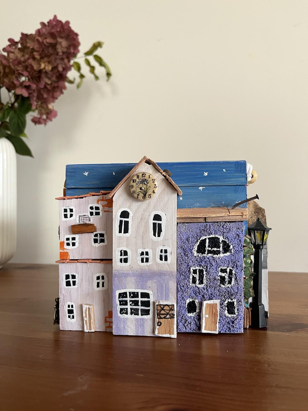 Skrzynka pełna domków