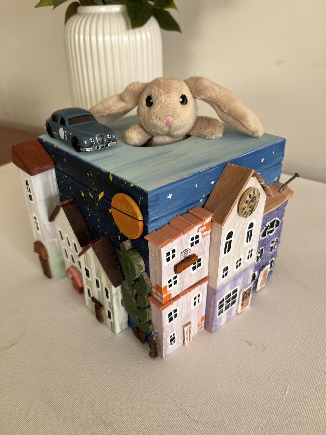 Skrzynka pełna domków