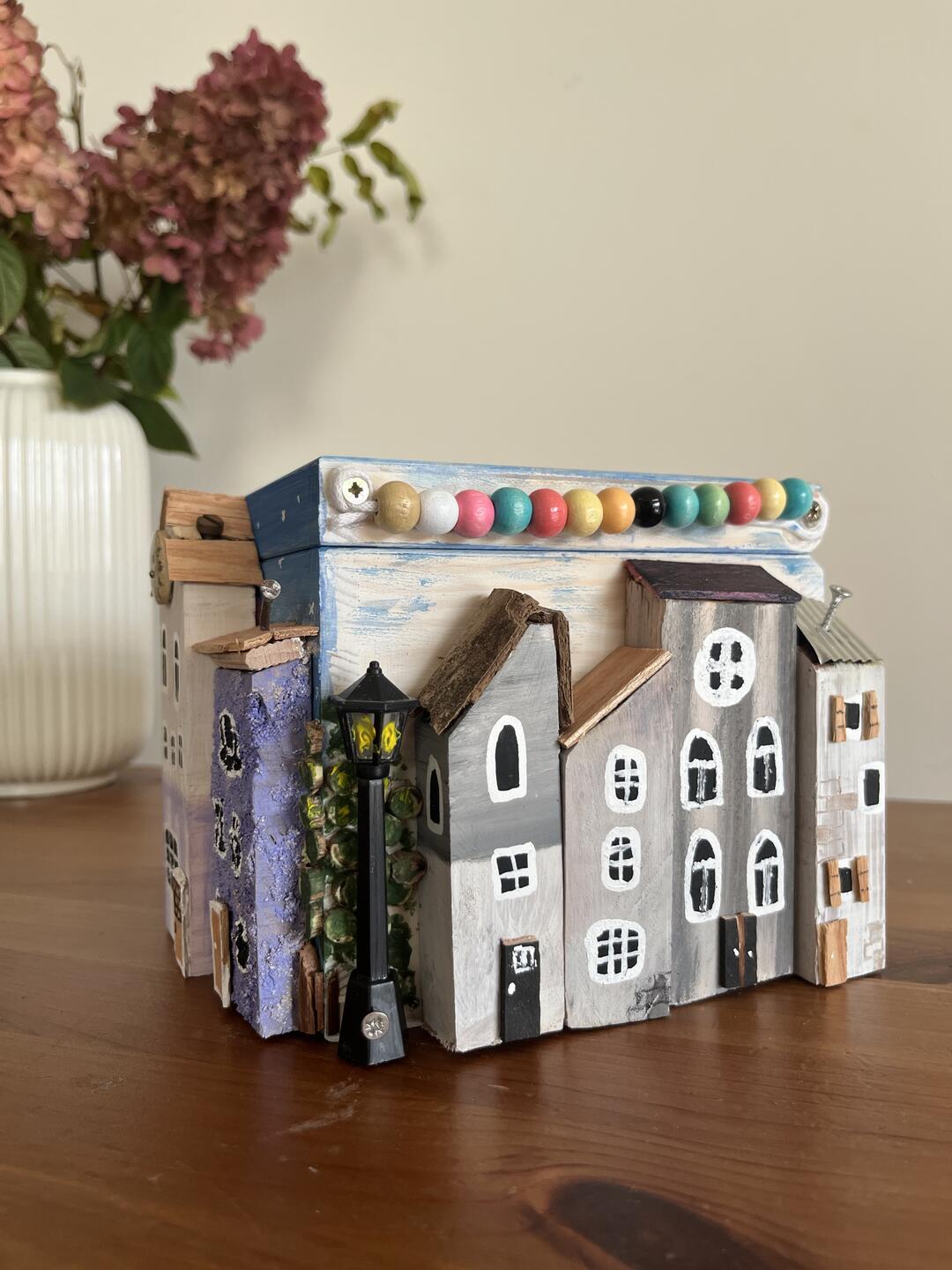 Skrzynka pełna domków