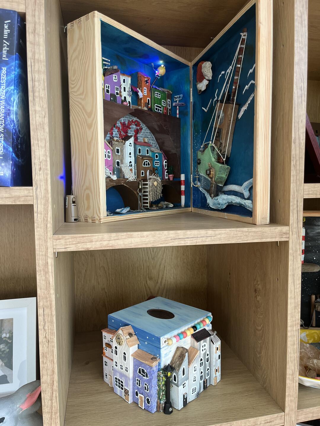 Skrzynka pełna domków