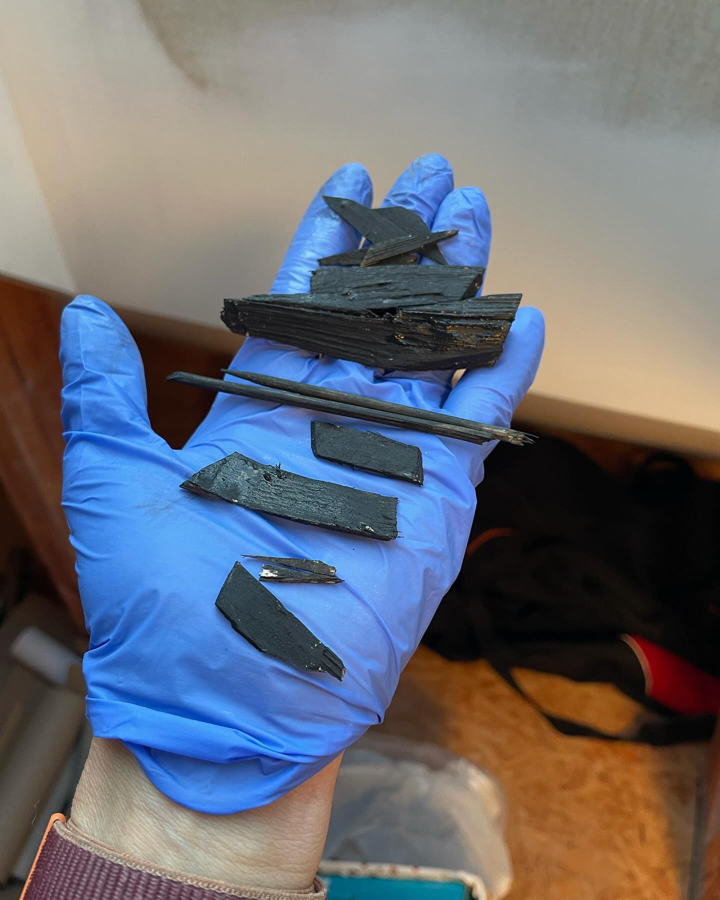 Czarny statek pod księżycem